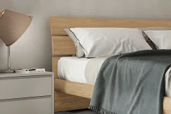 Letto moderno con gambe Teorema Santalucia a prezzo scontato