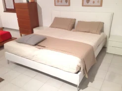 Letto moderno con gambe Tim Felis a prezzo scontato