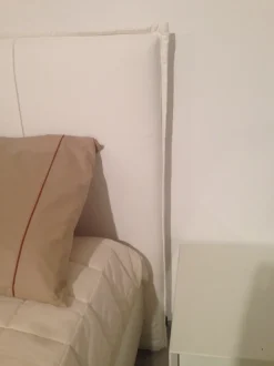 Letto moderno con gambe Tim Felis a prezzo scontato