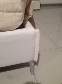 Letto moderno con gambe Tim Felis a prezzo scontato