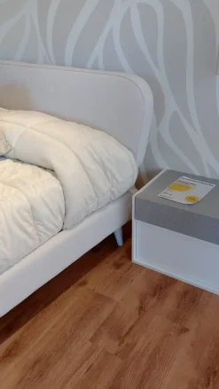 Letto moderno con giroletto Scudo Imab a prezzo ribassato