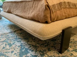 Letto moderno con piedini Wabi Saba a prezzo scontato