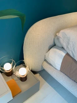 Letto moderno con piedini Wabi Saba a prezzo scontato