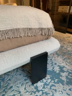 Letto moderno con piedini Wabi Saba a prezzo scontato