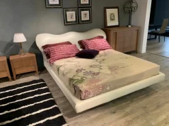 Letto moderno con piedini Marylin Flou a prezzo ribassato