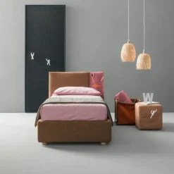 Letto moderno con piedini Rift Samoa a prezzo ribassato