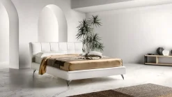 Letto moderno con piedini Contemporary Bside a prezzo ribassato