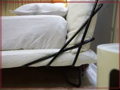 Letto moderno con piedini Zenit di alto letti tessili Artigianale a prezzo scontato