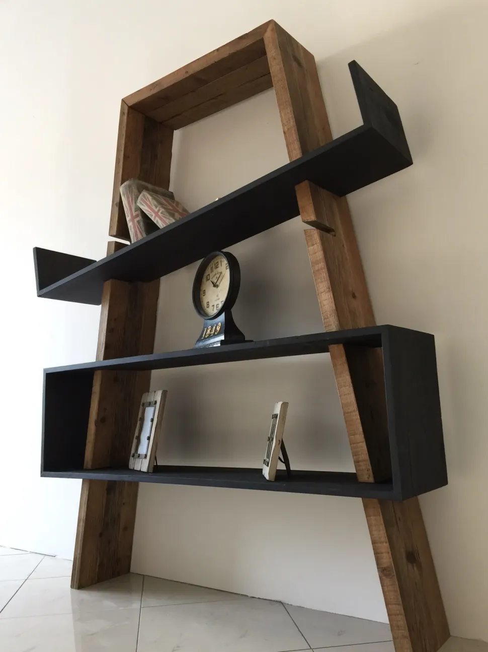 Libreria Dialma Brown in legno di pino vecchio modello 4508