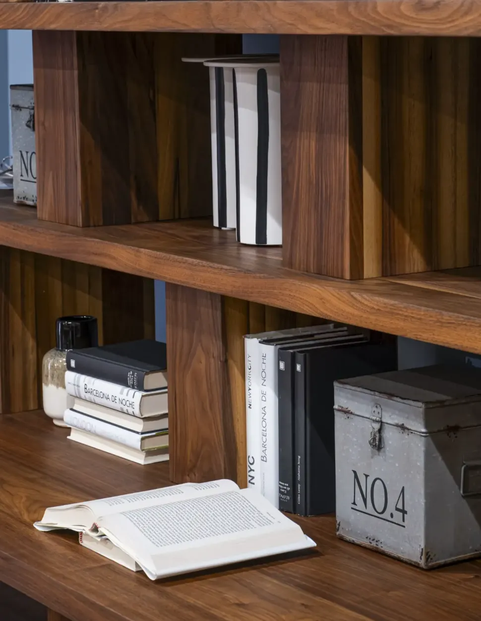 Libreria modello Bookshelf di Riva 1920 a prezzo riservato