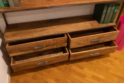 Libreria modello Libreria in legno massello  di Artigianale a prezzo Outlet