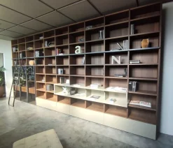 Libreria Modo con scaletta  in stile moderno di Sangiacomo in OFFERTA OUTLET