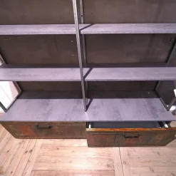 Libreria Outlet etnico in legno scontata -28%: scopri Libreria industriial con ante recicle e piani  ossido cemento