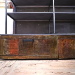 Libreria Outlet etnico in legno scontata -28%: scopri Libreria industriial con ante recicle e piani  ossido cemento