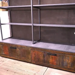 Libreria Outlet etnico in legno scontata -28%: scopri Libreria industriial con ante recicle e piani  ossido cemento