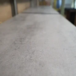 Libreria Outlet etnico in legno scontata -28%: scopri Libreria industriial con ante recicle e piani  ossido cemento