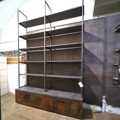 Libreria Outlet etnico in legno scontata -28%: scopri Libreria industriial con ante recicle e piani  ossido cemento