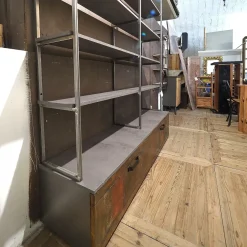 Libreria Outlet etnico in legno scontata -28%: scopri Libreria industriial con ante recicle e piani  ossido cemento