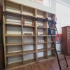 Libreria Outlet etnico in legno a prezzo scontato: scopri Liberai in vero legno con scala in stile industrial