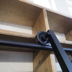 Libreria Outlet etnico in legno a prezzo scontato: scopri Liberai in vero legno con scala in stile industrial