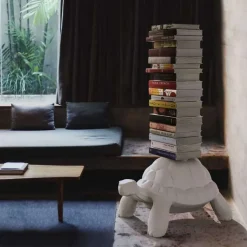 Libreria  turtle carry bookcase in stile moderno di Qeeboo in OFFERTA OUTLET