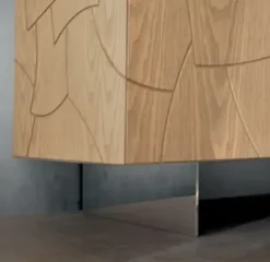 Madia Cupboard anta intagliata di Collezione esclusiva in stile design in offerta