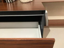 Madia di B&b italia in legno Flat a prezzo Outlet