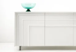 Madia in stile design Gessolina con piedini di Minotti italia in offerta