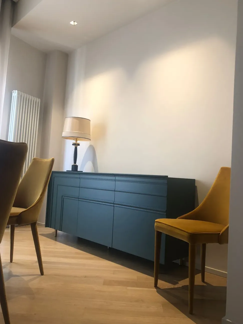 Madia in stile design Gessolina con piedini di Minotti italia in offerta