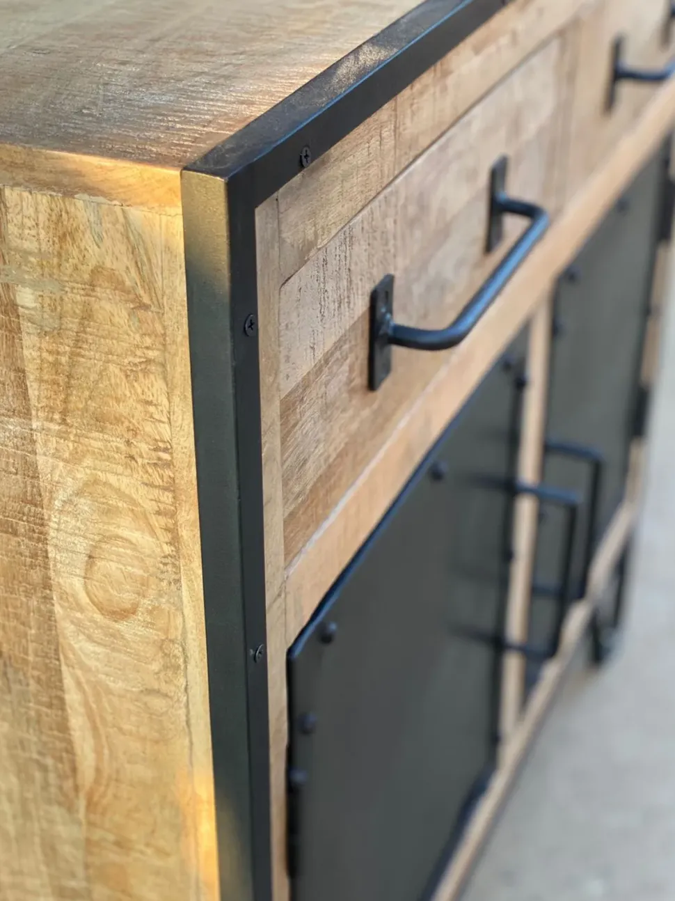 Madia M,adia credenza industrial legno e ferro 4 ante 4 cassetti di Outlet etnico con forte sconto