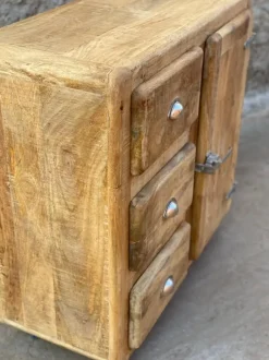 Madia modello Madia vecchia ghiacciaia 1 anta 3 cassetti con ruote di Outlet etnico a prezzo scontato