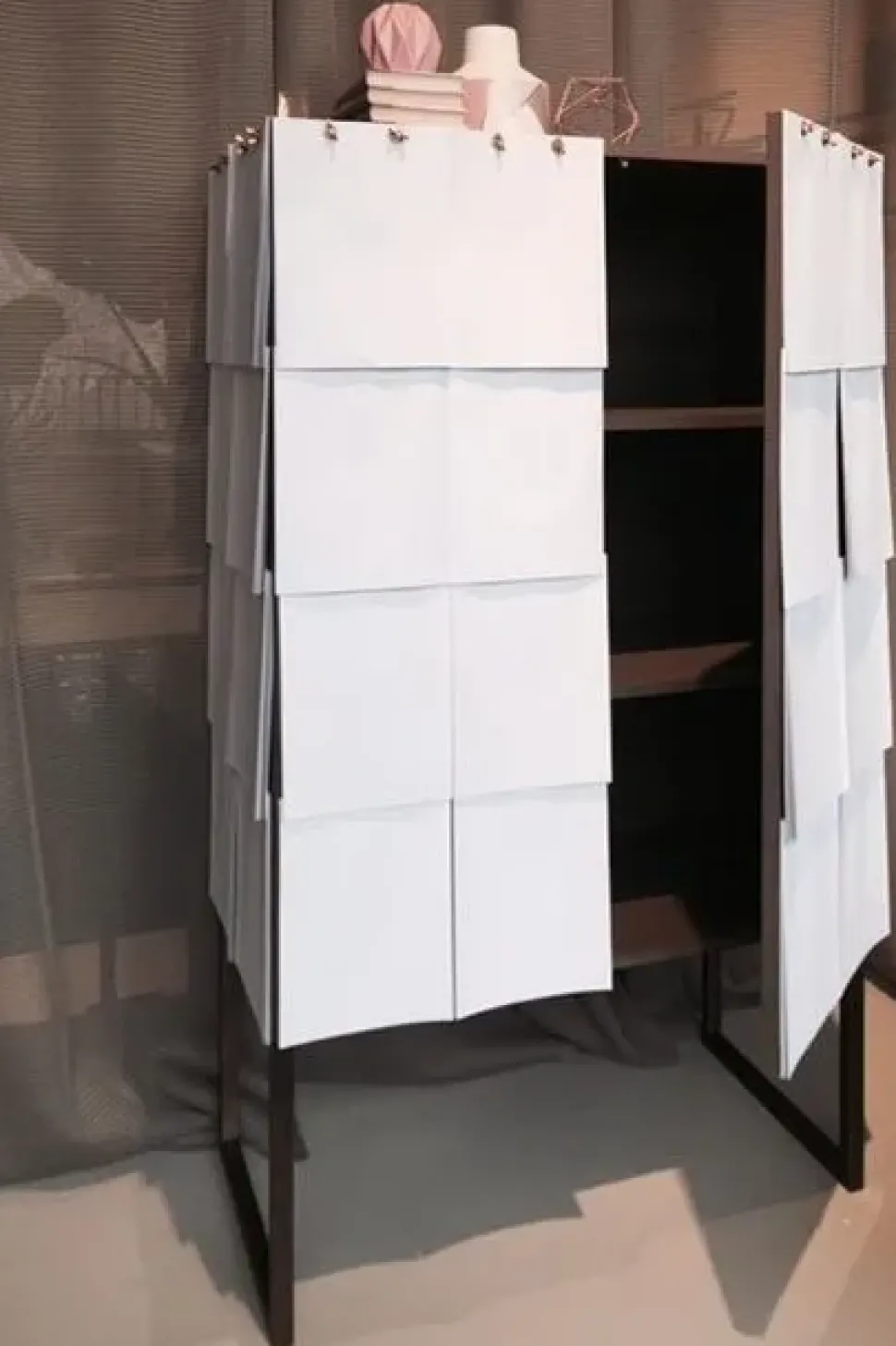 Mensola Contenitore rivestito di fogli di carta notes Mogg in stile design in offerta