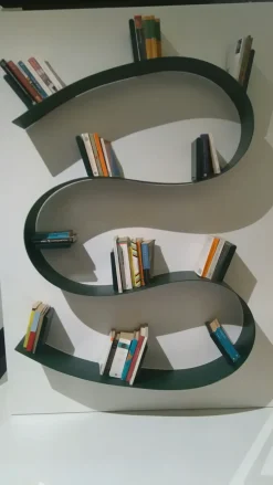 Mensola modello Bookworm di Kartell a prezzo Outlet