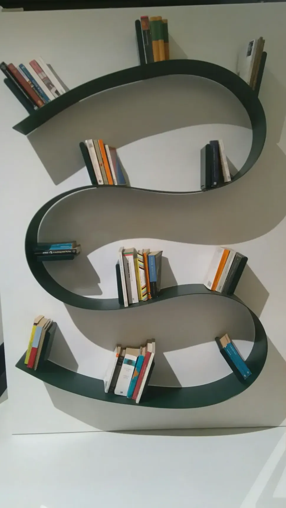 Mensola modello Bookworm di Kartell a prezzo Outlet