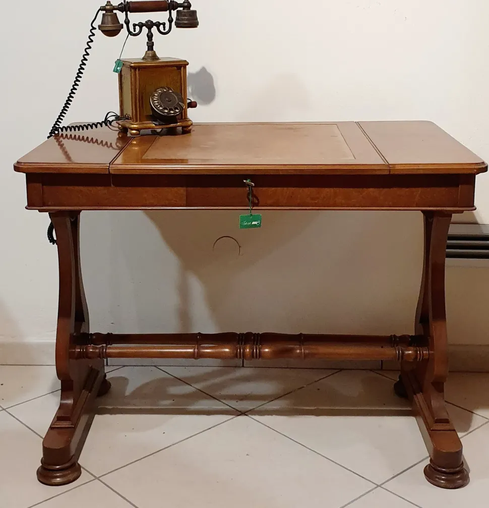 Mobile di Antiquariato in stile impero con uno sconto del 50%