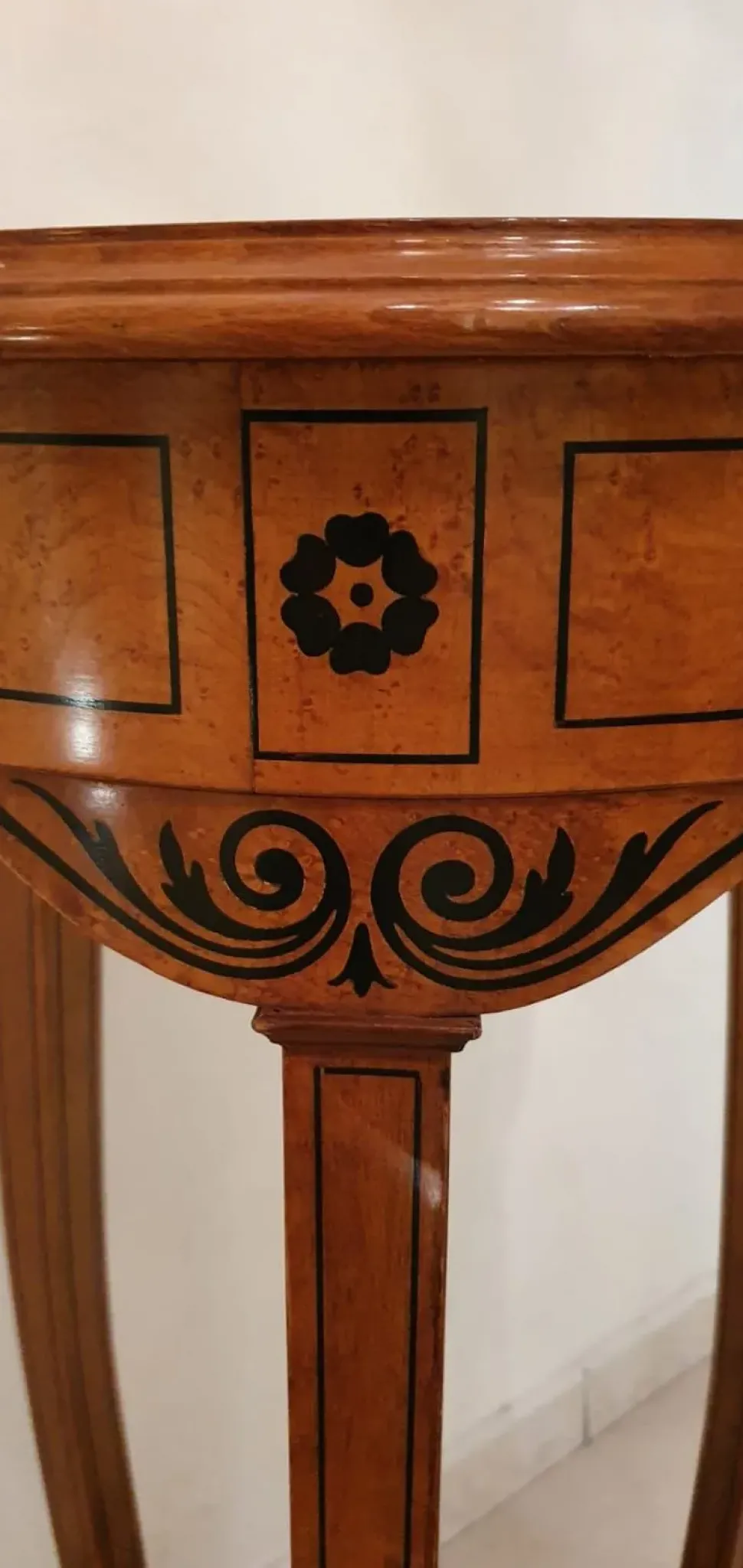 Mobile di Antiquariato in stile neoclassico Colonna in radica a prezzo scontato