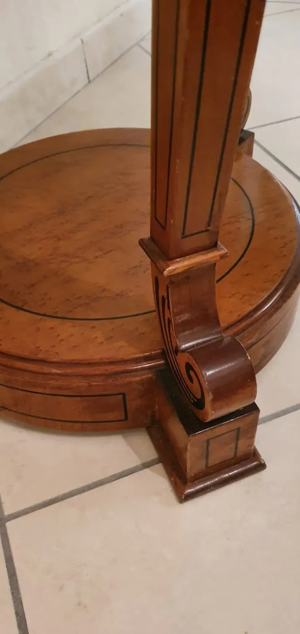 Mobile di Antiquariato in stile neoclassico Colonna in radica a prezzo scontato