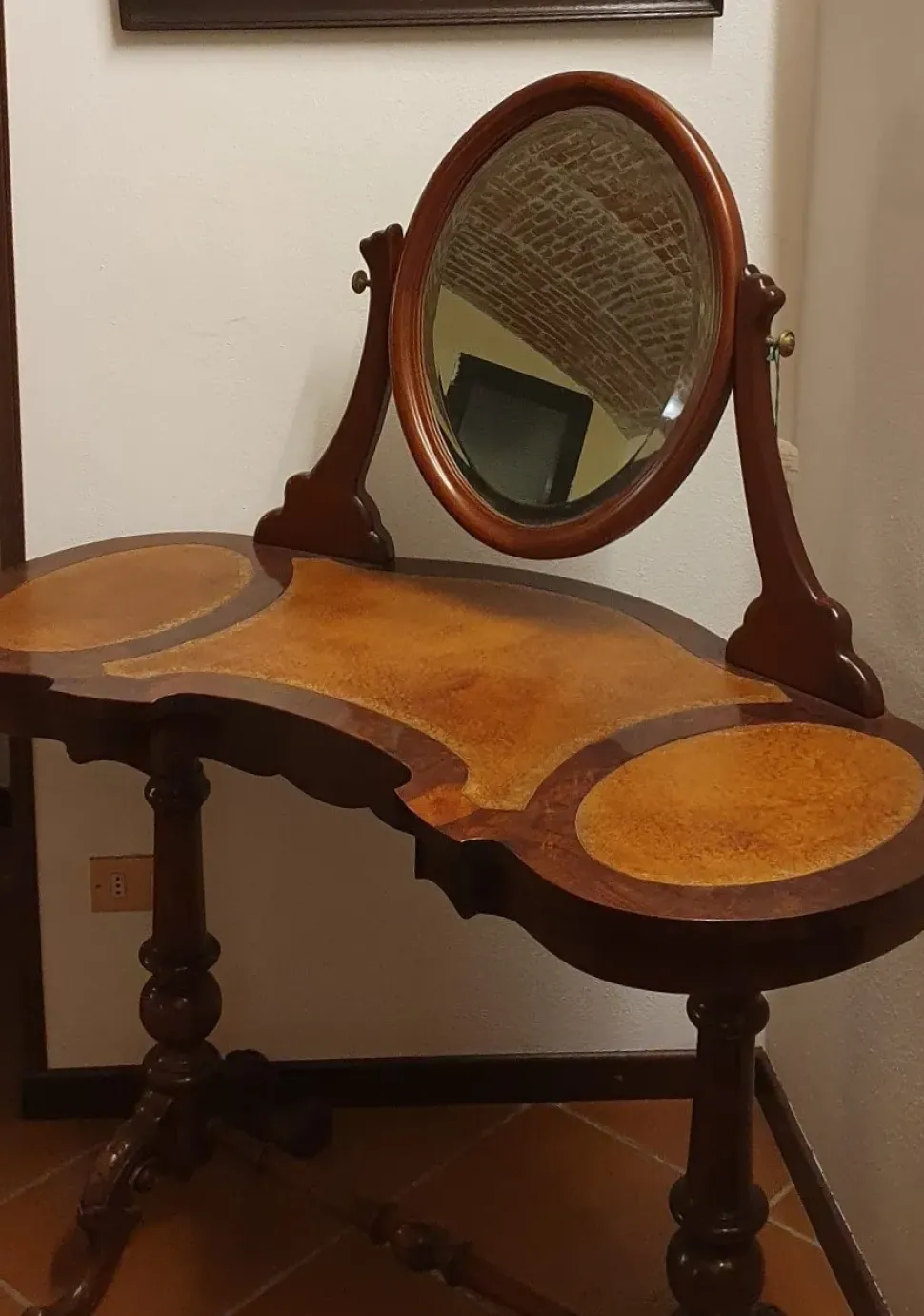Mobile di Antiquariato in stile neoclassico Radica di noce con specchio a prezzo Outlet