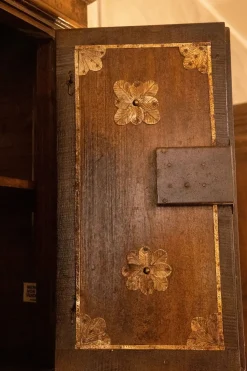 Mobile soggiorno modello Mobile sacrestia  noce massello  di Collezione esclusiva a PREZZI OUTLET