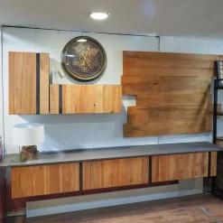 Mobile soggiorno modello Parete soggiorno con ante e boiserie in legno in styke industrial di Outlet etnico a PREZZI OUTLET