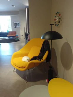 Poltrona con seduta fissa Womb Knoll a prezzo scontato