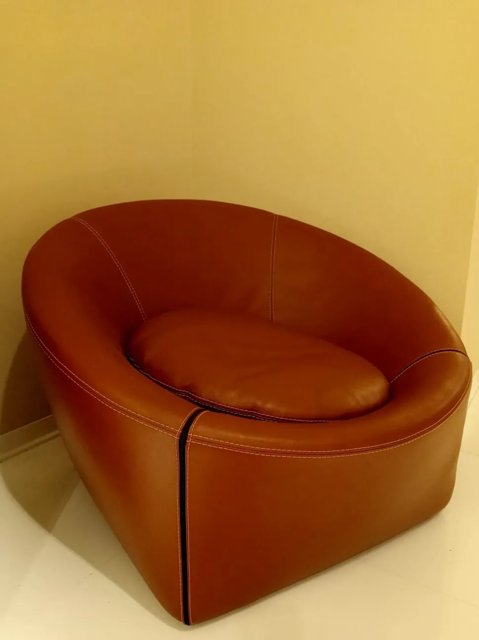 Poltrona con seduta fissa Minotti capri pelle Minotti in Offerta Outlet