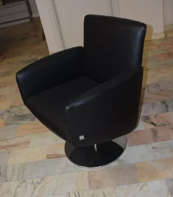 Poltrona con seduta fissa Wait Calligaris a prezzo scontato