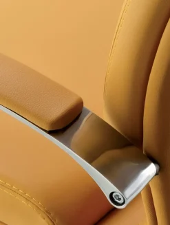 Poltrona da ufficio in ecopelle Zeta direzionale a marchio Compir in offerta