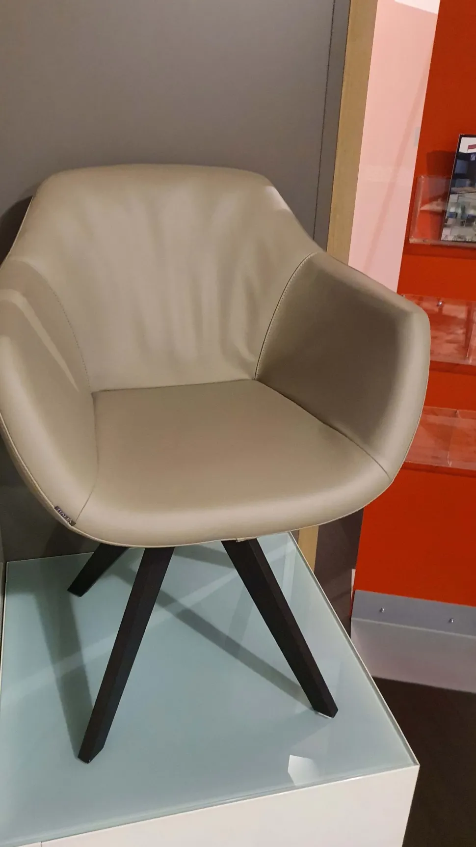 Poltrona modello Delia crema caffè Ozzio ad un prezzo vantaggioso