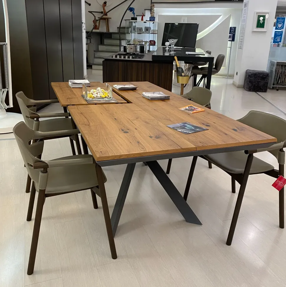 Poltroncina in stile design modello Suite Midj a prezzo scontato