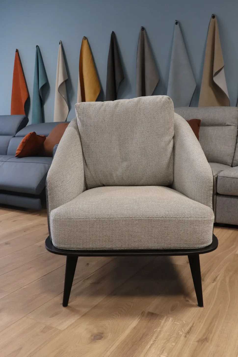 Poltroncina Lala Con seduta fissa Le comfort a prezzi convenienti