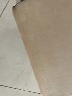 Pouf in tessuto Cubo a marchio Dema a prezzo ribassato