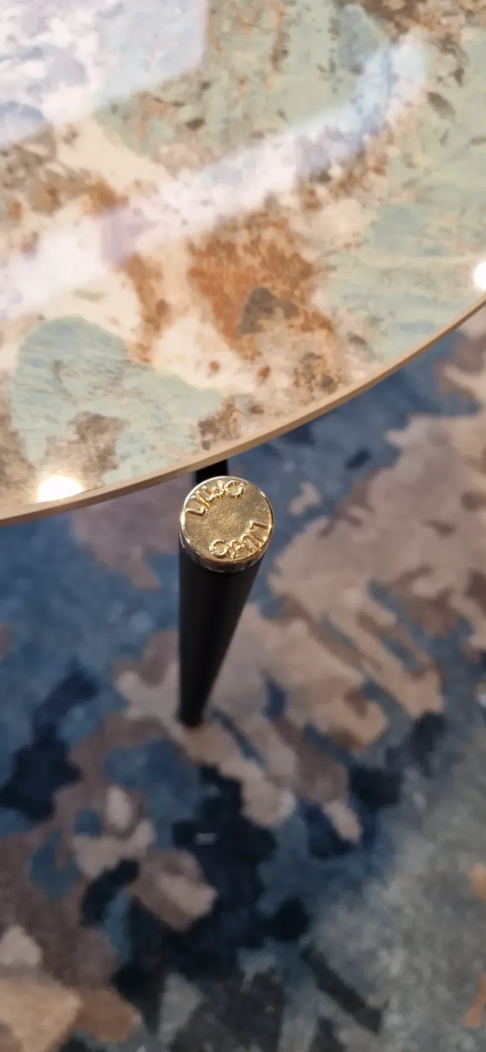 Prezzi ribassati per il tavolino design Caillou di Liu jo living