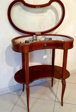 Prezzi ribassati per il tavolino classico Bacheca in mogano di Artigianale